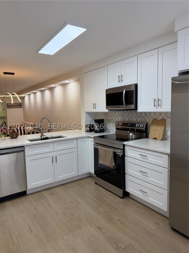 Building Photo - 7350 Kinghurst Dr