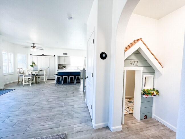 Building Photo - 4222 E Bonanza Rd