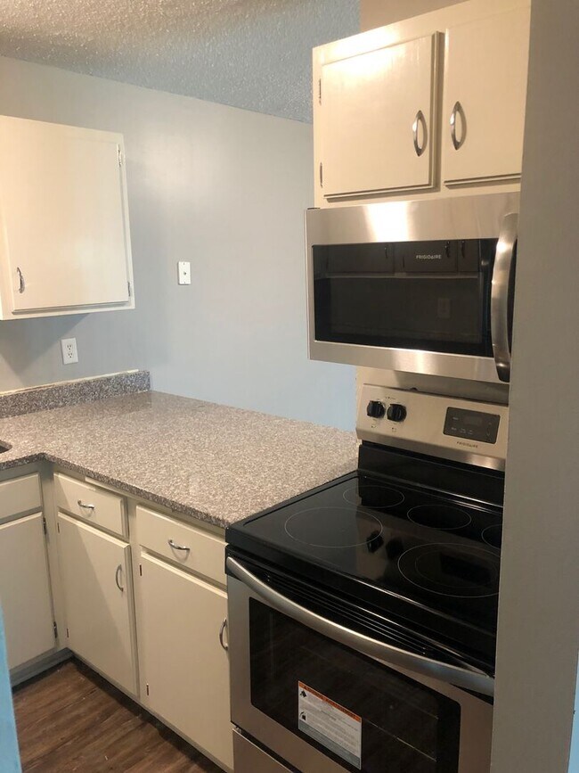 Building Photo - Main Floor Condo Available September 1, Up...