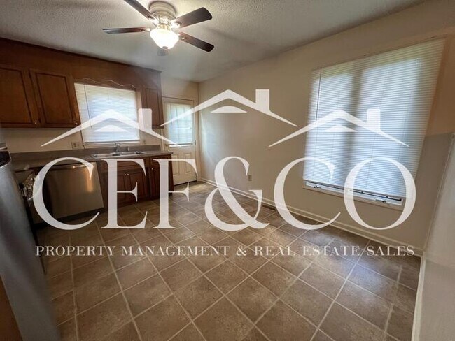 Building Photo - Beautifully maintained 2 bedroom 1.5 bathroom duplex, now available.