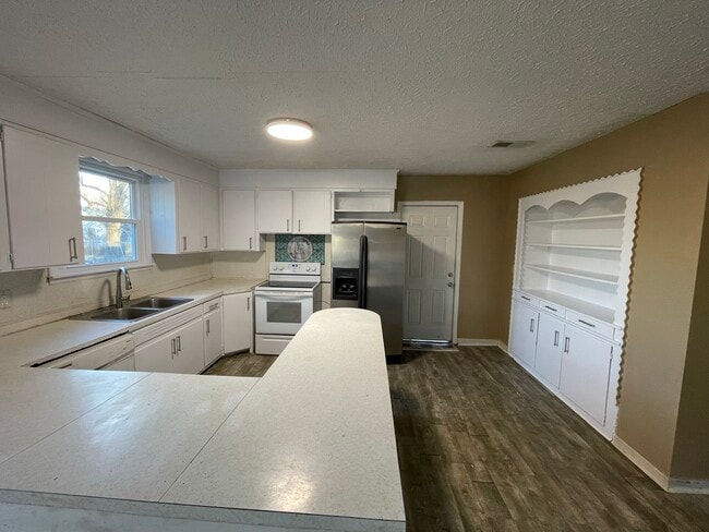 Building Photo - 612 Sun Cir