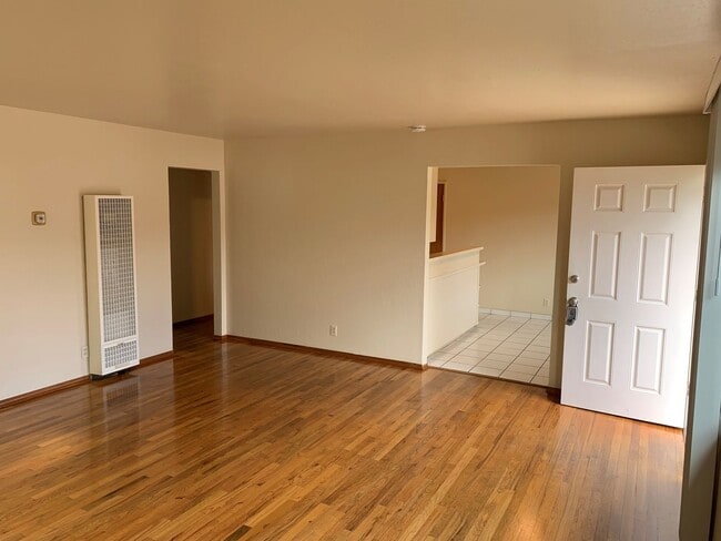 Building Photo - Great 3 Bedroom 1 and 1/2 Bath House in Se...