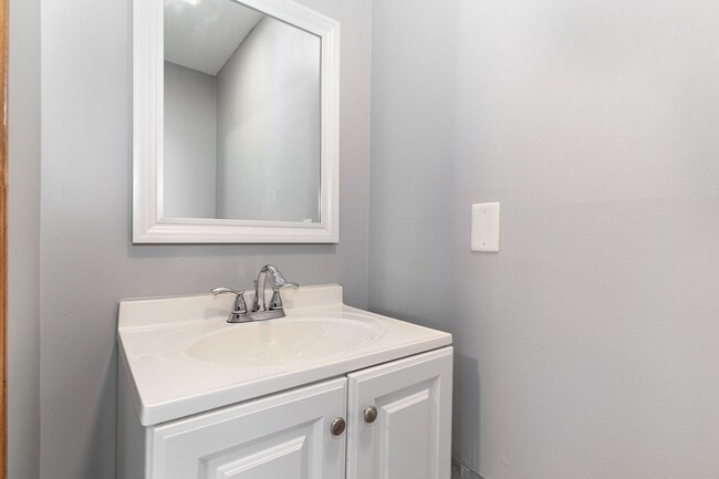 Building Photo - Classic Mid-Century Ranch Charlotte Park Available!