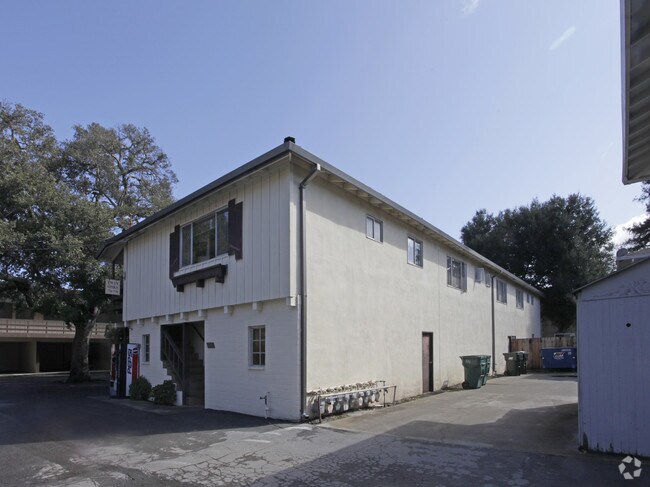 Building Photo - Twin Oaks Apartments