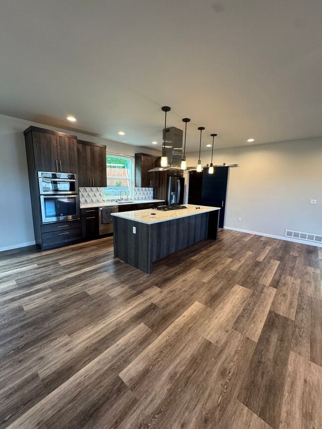 Building Photo - Stunning home in desirable Eagle River neighborhood
