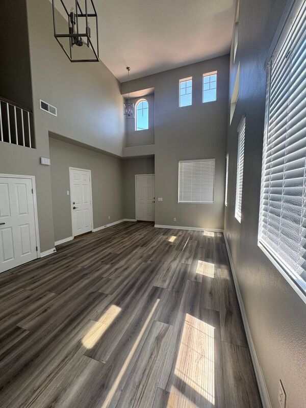Building Photo - 40029 Lafayette Dr
