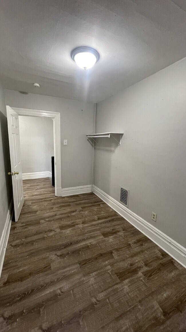 Building Photo - Spacious 4-Bedroom Home with 2 Full Bathrooms – Section 8 Approved and Ready for Move-In!