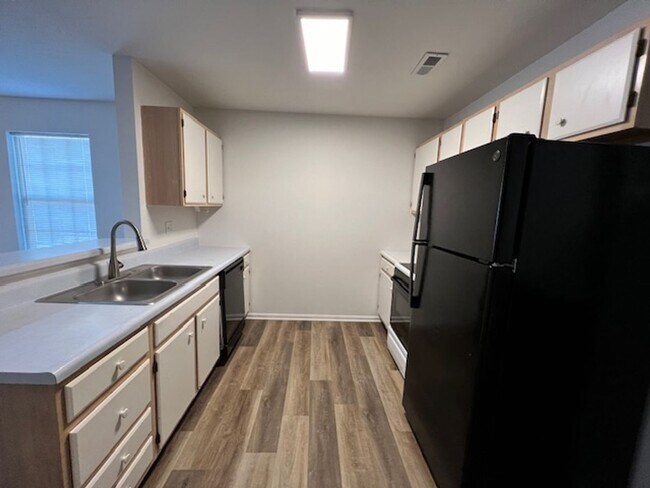 Building Photo - 3909-3911 Olympic Ct