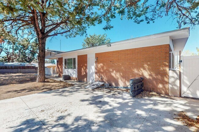 Building Photo - **Great Home** 3 Bed | 2 Bath | NE Heights | Quiet Neighborhood, Prime Location