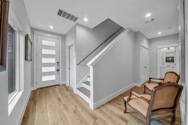 Building Photo - 814 Thornton Rd