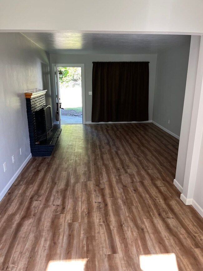 Building Photo - Newly remodeled 2 bedroom 1 bath duples