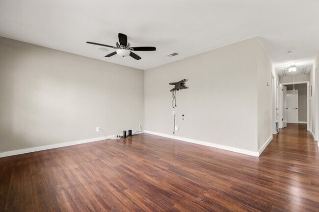 Building Photo - Beautiful home located in the heart of downtown!