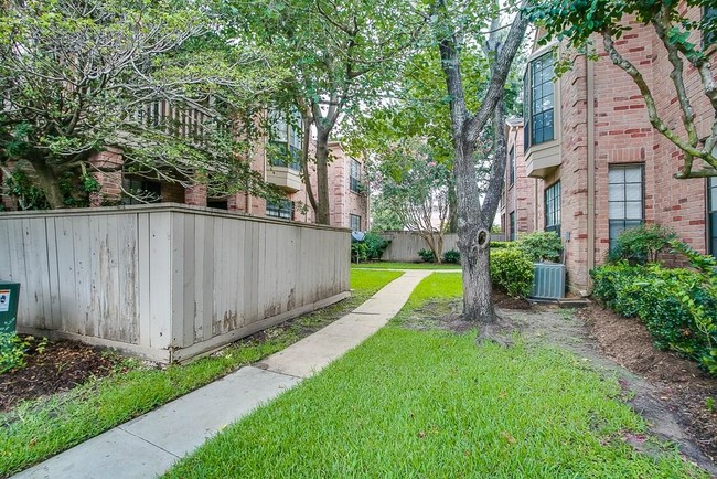 Building Photo - 2255 Braeswood Park Dr