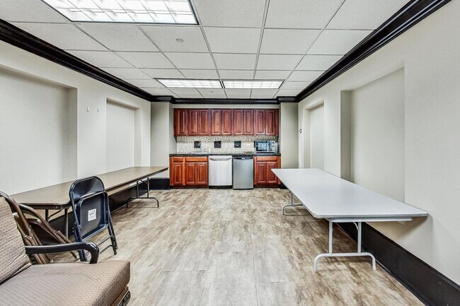 Building Photo - 10 E Ontario St