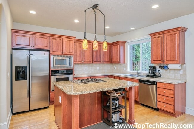 Building Photo - Beautiful 4 Bedroom | 2.5 Bathroom | 2,540 Sqft. Home | Central A/C | Solar Panels | Located in B...