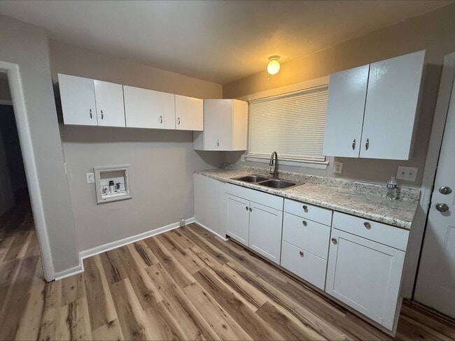 Building Photo - Updated 2 Bedroom in Brainerd! New Floorin...
