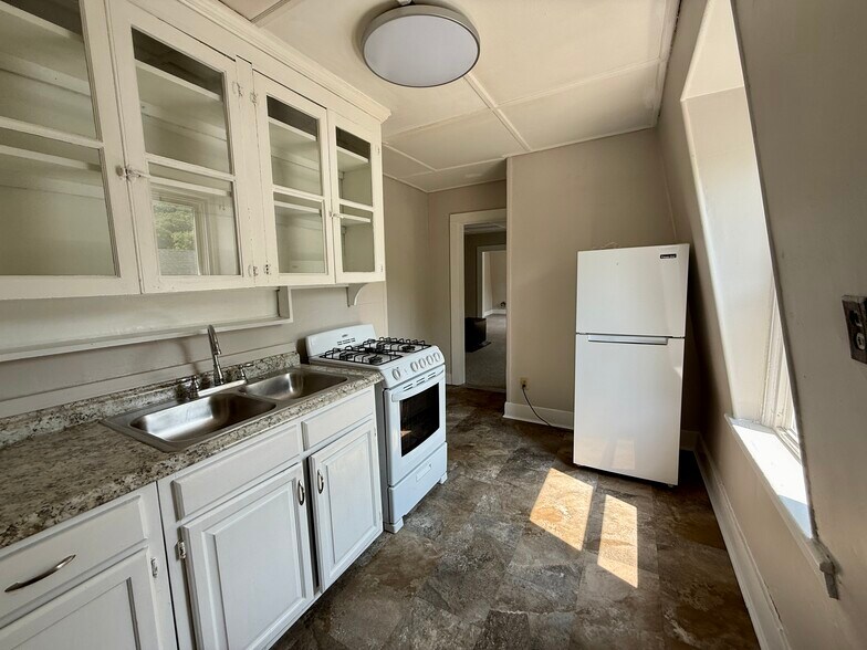 Kitchen - 117 Bridge St