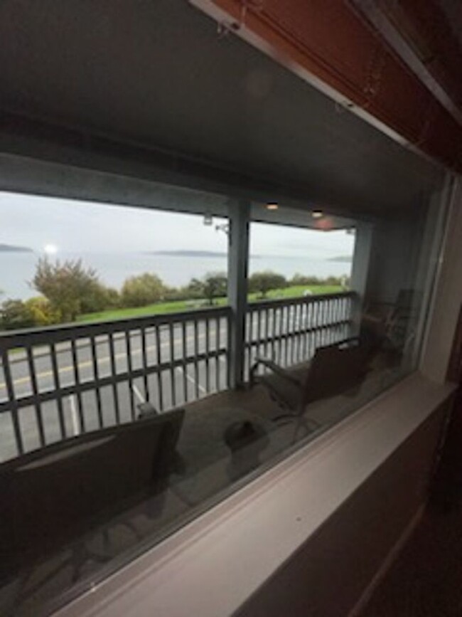 Building Photo - Top floor water front Steilacoom 1 bedroom...