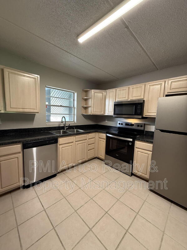 Building Photo - 2812 Somerset Park Dr