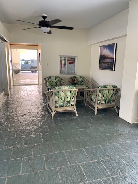 Building Photo - Waikiki Twin Towers - Great location in he...