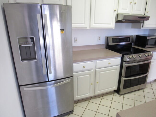 Building Photo - Rivergate area condo with 2 bedrooms, 2 ba...