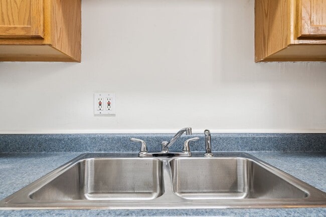 Building Photo - Fresh 3 bedroom home in Jeannette availabl...