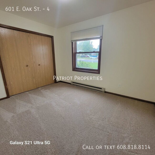 Building Photo - 601 E Oak St