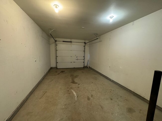 Building Photo - 2 bedroom 2 bathroom Roseburg Duplex