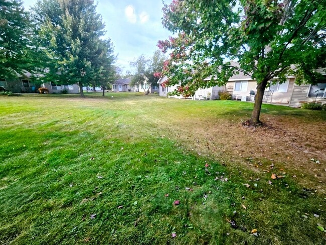 Building Photo - Charming 2-Bedroom, 2-Bathroom Home with Sunroom & Patio in Woodbury, MN