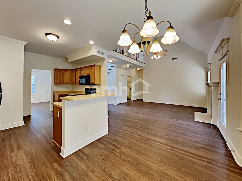 Building Photo - 5125 Macarthur Ave