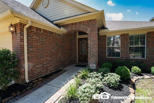 Building Photo - Stunning 3 bedroom, 2 bath in ideal location!
