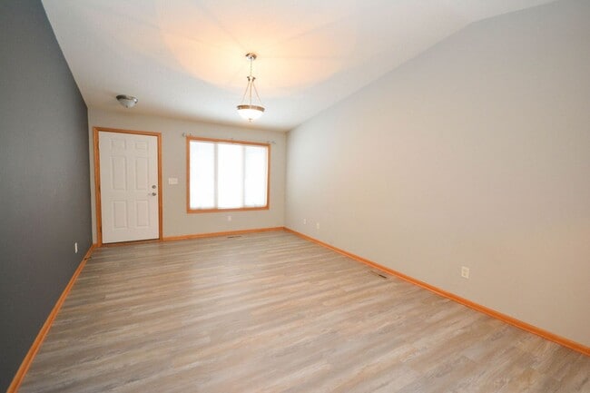 Building Photo - Twin home with walk-out basement & great updates!