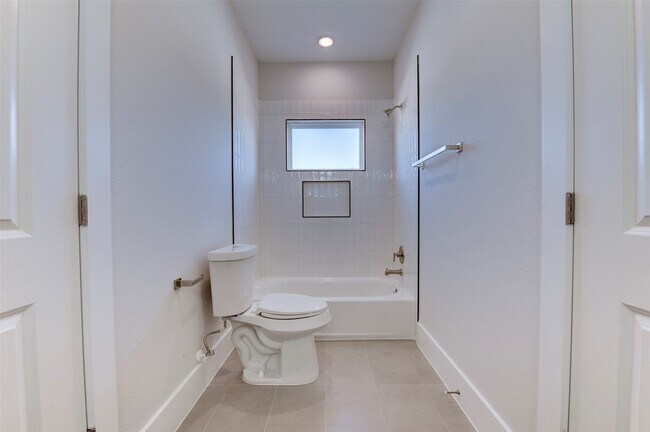 Building Photo - 5138 Rosslyn Rd