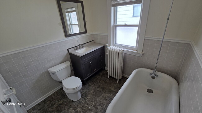 Building Photo - 6 Bed 2 bath FRESH PAINT - Single Family H...