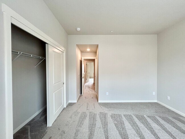 Building Photo - Stunning 2 Bed, 2.5 Bath Craftsman Townhome with Community Amenities!