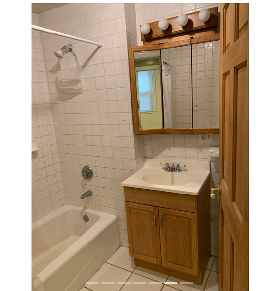 Building Photo - 368 Riverway