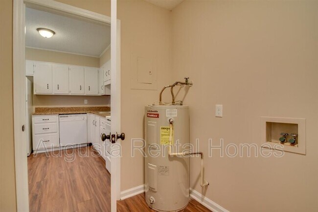 Building Photo - 3508 Woodlake Rd