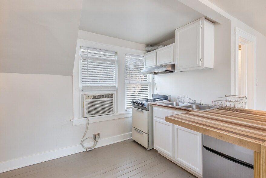 Building Photo - 109 E 26th Pl