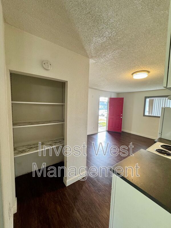 Building Photo - 1960-1933 33rd Ave