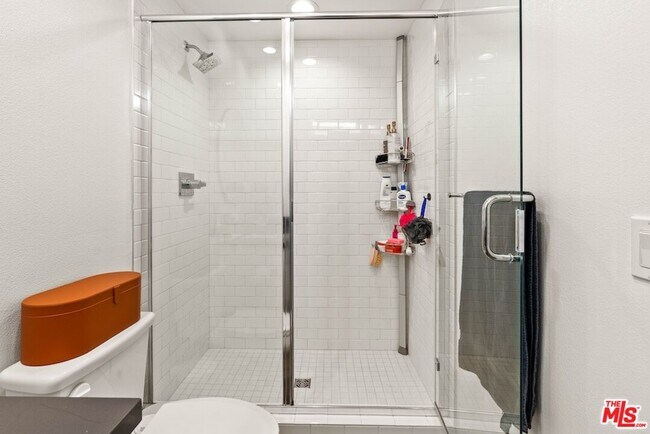 Building Photo - 3034 1/4 N Coolidge Ave