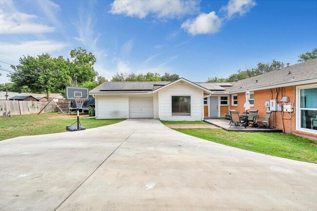 Building Photo - 3909 Sanger Ave
