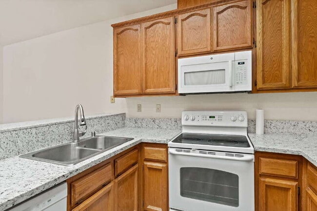 Building Photo - 5740 Laguna Park Dr