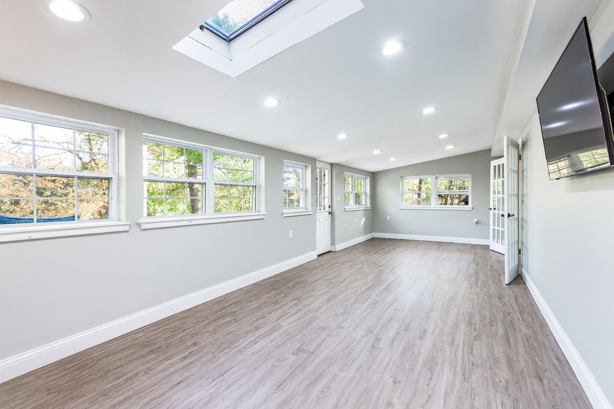Building Photo - 10 Chestnut Ridge Rd