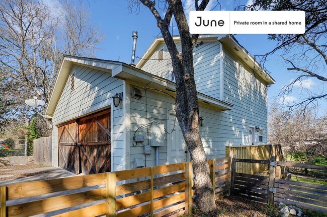 Building Photo - Private bedroom in 4 bed/1 bath Home