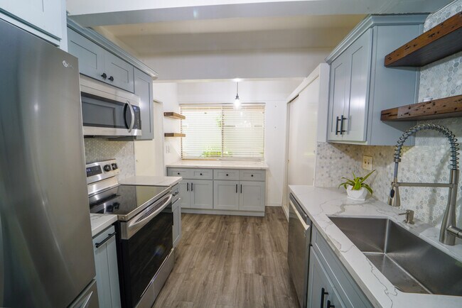 Building Photo - 320 Vía Casitas