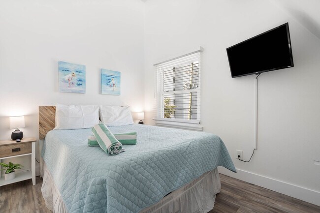 Building Photo - 113 4th Ave