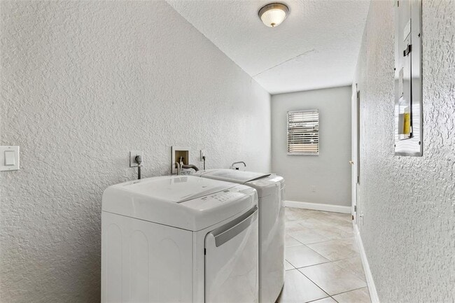 Building Photo - 8005 Pepperidge Ln