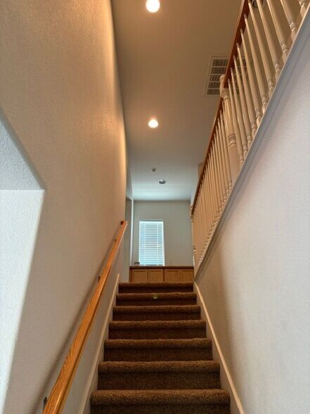 Building Photo - 2561 Cottage Pointe Dr