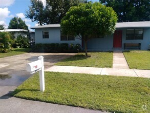 Building Photo - 4625 SW 33rd Dr