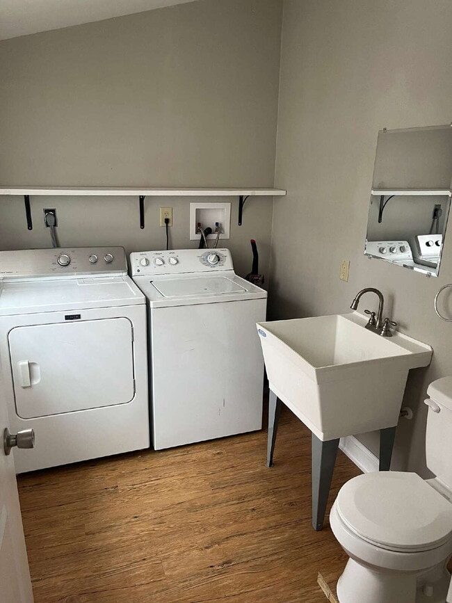 Building Photo - COMING SOON! 2 Bedroom Duplex in Downtown ...